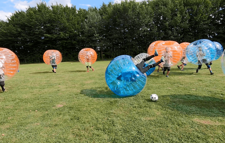 Bubble Football – piłka nożna w dmuchanych kulach Zapraszamy do wynajmu nowej atrakcji! Świetna, sportowa zabawa. Idealna na urodziny, pikniki rodzinne, eventy firmowe czy spotkania ze znajomymi! sprawdź